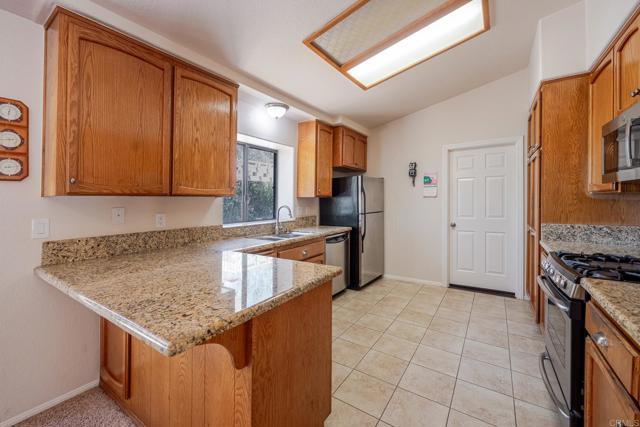 Detail Gallery Image 8 of 27 For 30377 Callejo Feliz Ter, Valley Center,  CA 92082 - 3 Beds | 2 Baths