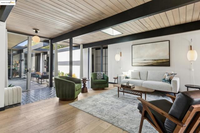 8156 Coach Dr, Oakland CA: https://media.crmls.org/mediaz/65b0e25d-69b6-4776-8f0a-93c66770b94e.jpg