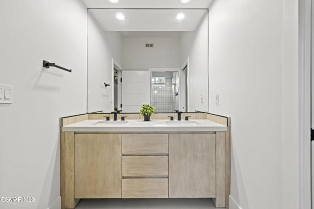 911 Vivian Circle, Newbury Park CA: https://media.crmls.org/mediaz/65b134fb-331e-42d0-b3af-4c52802947d4.jpg