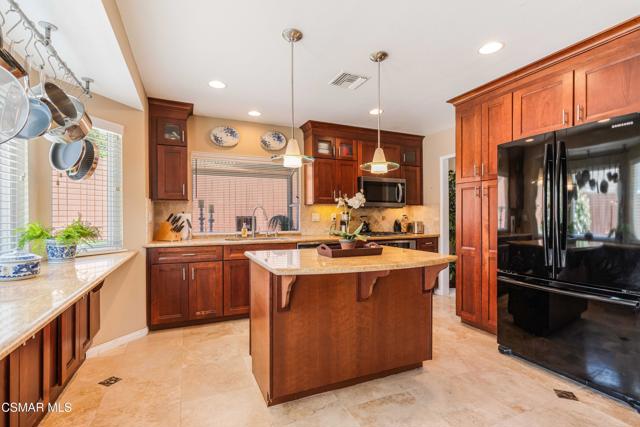 2753 Deerwood Avenue, Simi Valley CA: https://media.crmls.org/mediaz/65b20371-4096-43a6-9782-4e27b786f8fb.jpg