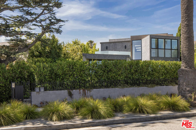 1011 Georgina Avenue, Santa Monica CA: https://media.crmls.org/mediaz/65b25650-91a8-4657-b048-a5c825f8d154.jpg