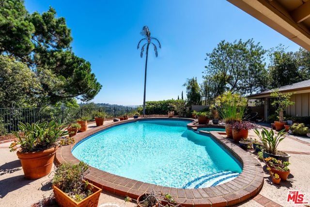 2200 Jeffersonia Way, Los Angeles CA: https://media.crmls.org/mediaz/65b3b475-380b-4c50-a8a9-20b40cebb142.jpg