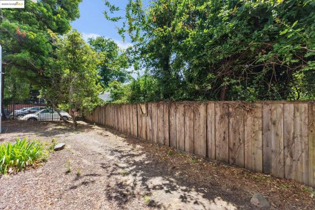 2632 Warring St, Berkeley CA: https://media.crmls.org/mediaz/65b3d15f-2c15-44fe-9fef-b0c57459a608.jpg