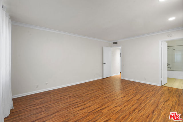 818 S Lucerne Boulevard, Los Angeles CA: https://media.crmls.org/mediaz/65b54387-a1d3-4c22-875b-ce4bd5f3b43d.jpg