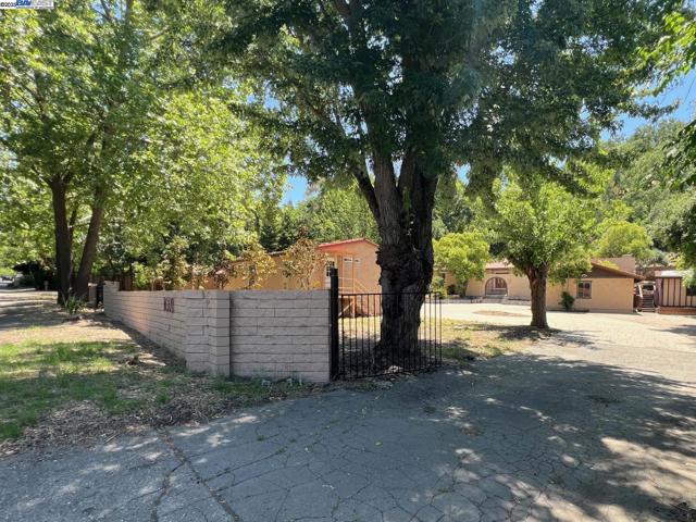 1071 Stone Valley Rd, Alamo CA: https://media.crmls.org/mediaz/65b62465-c98f-4e5d-97c3-52bbe17be651.jpg