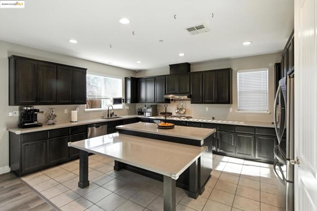 536 Aster St, Vacaville CA: https://media.crmls.org/mediaz/65b6c647-3533-4d78-adb1-fd1e6ac05d64.jpg