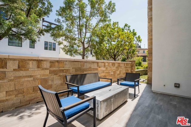 13042 W North Icon Circle, Playa Vista CA: https://media.crmls.org/mediaz/65b6fcb6-2005-4f0c-8814-91f6620dbf6e.jpg