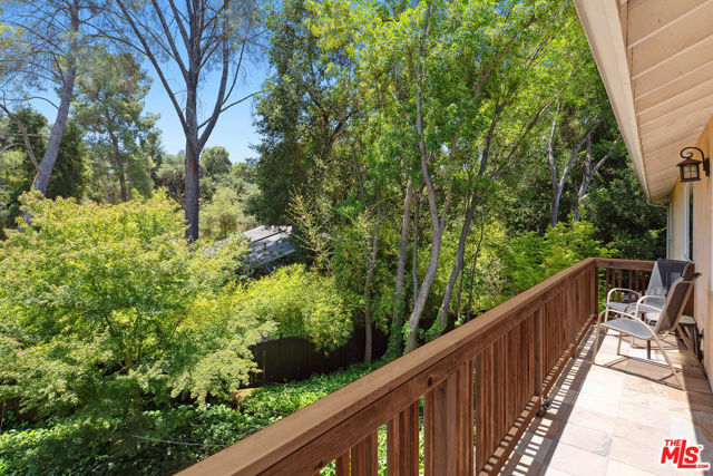23040 Blue Bird Drive, Calabasas CA: https://media.crmls.org/mediaz/65b74a40-b9e0-4759-8835-b1e3fdb65987.jpg