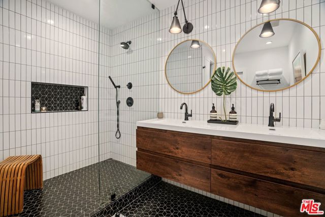 3650 Virginia Road, Los Angeles CA: https://media.crmls.org/mediaz/65b77ae9-f82f-464a-a9ac-20c7507468c7.jpg