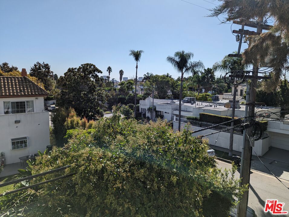 https://media.crmls.org/mediaz/65b84ad0-83fe-458b-8a45-c7185d5363ff.jpg?preset=X-Large
