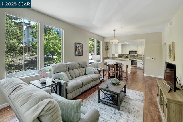 5910 Horsemans Canyon Dr, Walnut Creek CA: https://media.crmls.org/mediaz/65b8aec0-1380-46bb-8a42-b0556486c3b4.jpg