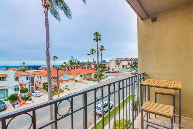2445 Brant St, San Diego CA: https://media.crmls.org/mediaz/65b91e16-0161-4de3-892c-bce0c3696b4d.jpg