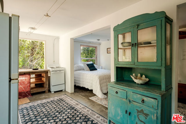 21316 Encina Road, Topanga CA: https://media.crmls.org/mediaz/65b9353b-338f-424b-a956-33772697020c.jpg