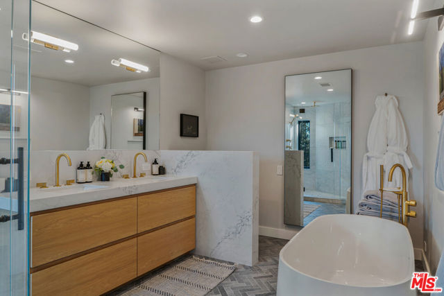 654 S Cumberland Drive, Lake Arrowhead CA: https://media.crmls.org/mediaz/65b95634-66ce-4aca-bc85-c387508db715.jpg