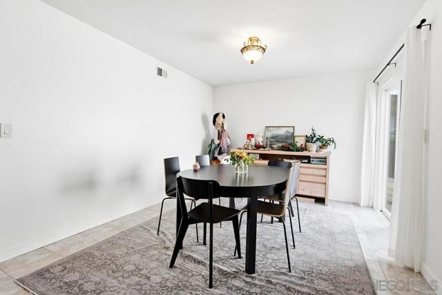 1654 LINWOOD, San Diego CA: https://media.crmls.org/mediaz/65b98f2f-8f75-4900-bef6-6ab16eeaf088.jpg