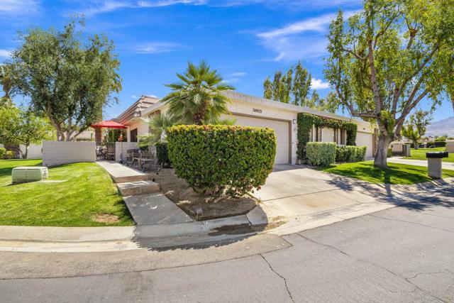 74903 Chateau Circle, Indian Wells CA: https://media.crmls.org/mediaz/65b9c6e0-ed5f-43c5-9a03-6877a17d7686.jpg