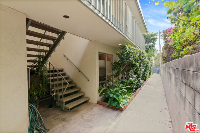 852 21st Street, Santa Monica, California 90403, 2 Bedrooms Bedrooms, ,2 BathroomsBathrooms,Condominium,For Sale,21st,24451359