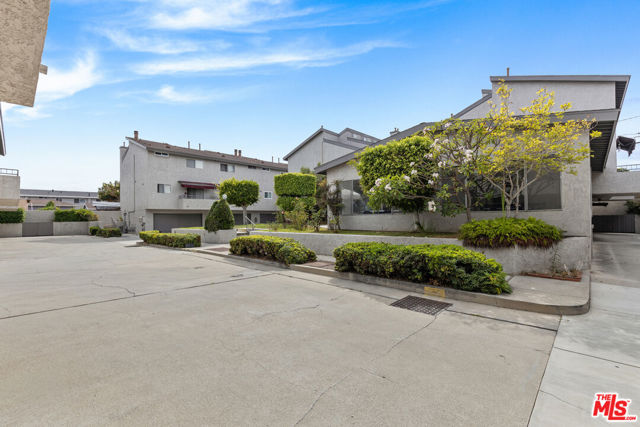 15305 S Berendo Avenue, Gardena CA: https://media.crmls.org/mediaz/65bb7396-c3fd-4f4e-b954-22303d8d0ea2.jpg