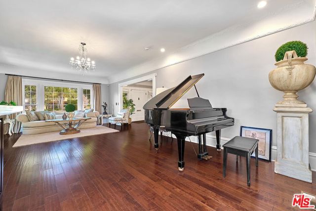 136 Fremont Place, Los Angeles CA: https://media.crmls.org/mediaz/65bda41a-76d1-4154-8919-8dd0d987f325.jpg