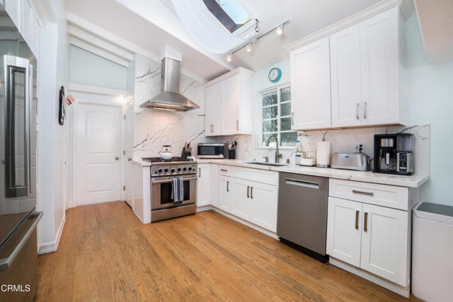 Detail Gallery Image 13 of 37 For 214 Pearl St, Redondo Beach,  CA 90277 - 2 Beds | 2 Baths