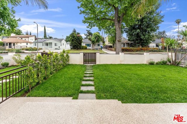6915 Encino Avenue, Van Nuys CA: https://media.crmls.org/mediaz/65be9d6e-fe81-4047-9f58-03c8350a8dbb.jpg