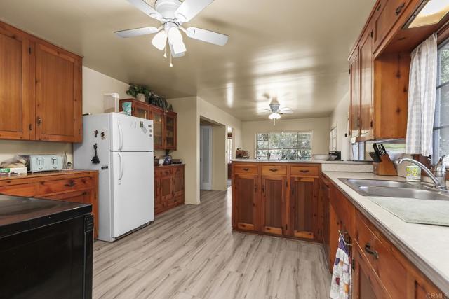 1453 OLIVEWOOD LN, Alpine CA: https://media.crmls.org/mediaz/65bea2e3-0af6-41ca-aa01-7e122ff093b5.jpg