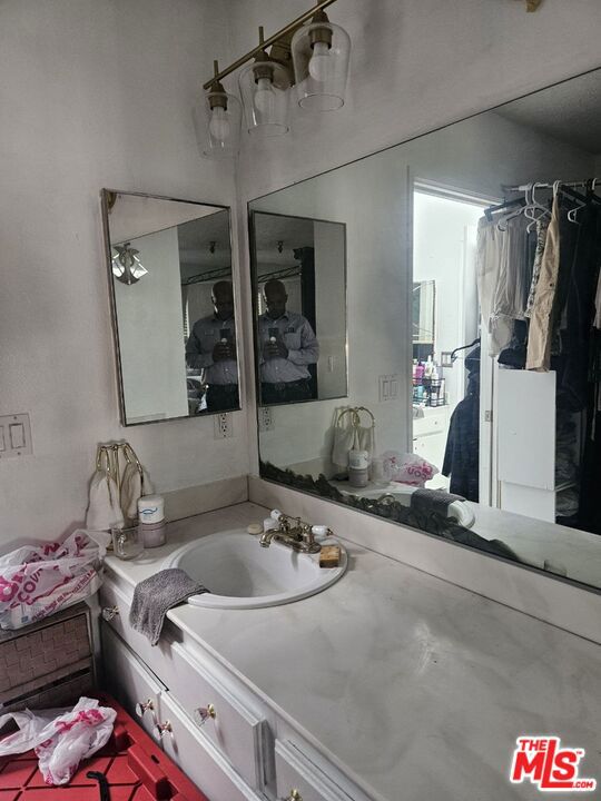 https://media.crmls.org/mediaz/65bebbb9-e691-436a-8185-49b35c3de602.jpg?preset=X-Large