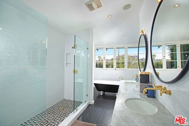 6749 Whitley Terrace, Los Angeles CA: https://media.crmls.org/mediaz/65bfb6b6-cd5c-493c-8c2c-915df74fcc62.jpg