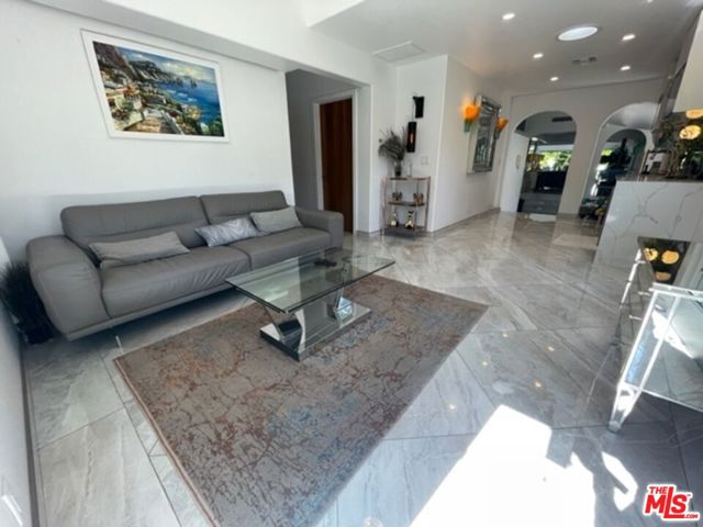 425 Sunridge Street, Playa del Rey CA: https://media.crmls.org/mediaz/65bfc4b7-ad18-44e5-b5e0-a3e756b943ff.jpg