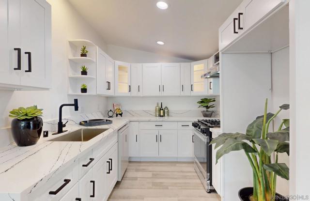 873 Towne Street, Costa Mesa CA: https://media.crmls.org/mediaz/65c18cd7-5d98-49bc-871d-d75c15fef1be.jpg