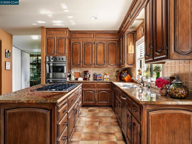 4640 Kingswood Dr, Danville CA: https://media.crmls.org/mediaz/65c1b704-6ac3-4e71-b844-604e677d0575.jpg