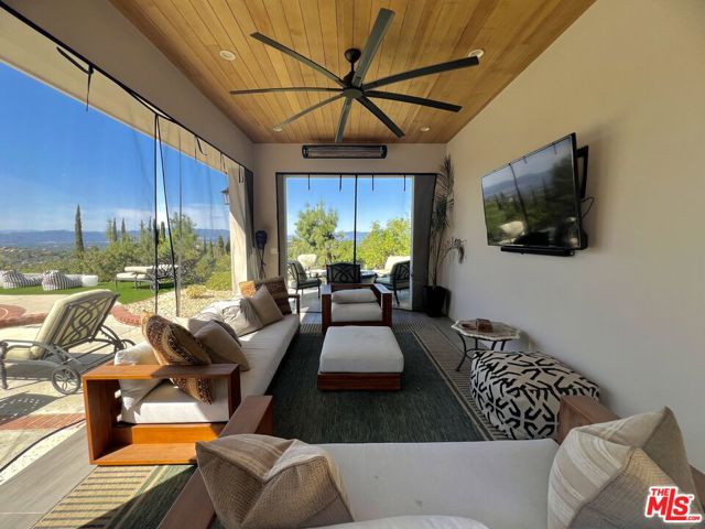 3819 Vista Linda Drive, Encino CA: https://media.crmls.org/mediaz/65c1ba20-1ca7-41f8-948c-8587159d4e37.jpg
