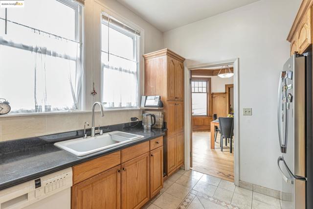 2033 Clement St, San Francisco CA: https://media.crmls.org/mediaz/65c39724-5d2f-40eb-95d9-869c7236d9a3.jpg