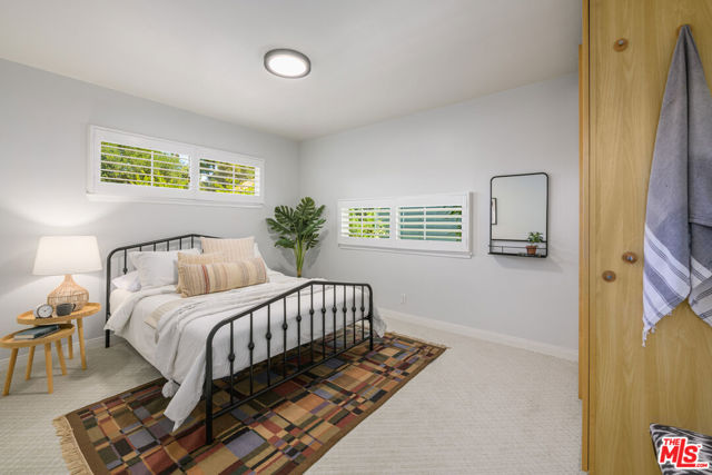 3856 Hayvenhurst Avenue, Encino CA: https://media.crmls.org/mediaz/65c5da51-7be4-4a3f-8989-267cb77320bb.jpg