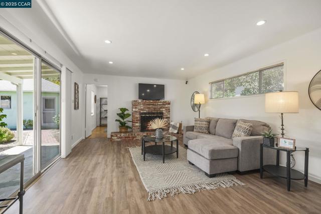 884 Juanita Dr, Lafayette CA: https://media.crmls.org/mediaz/65c6a0d8-3b84-4194-a5d3-298e2a9457f6.jpg