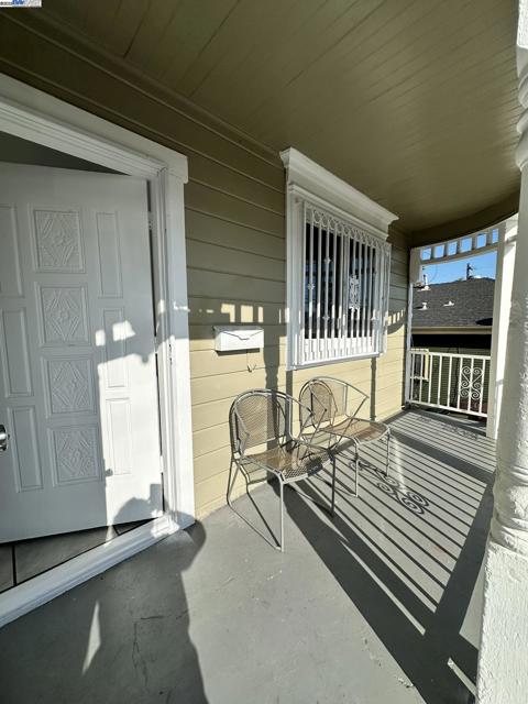 1725 96Th Ave, Oakland CA: https://media.crmls.org/mediaz/65c7b1e6-444a-4529-bb2f-7ba108b30865.jpg