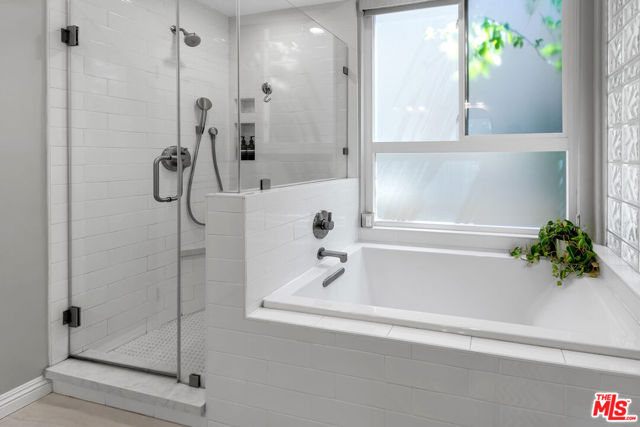 Image 19 of 25 For 2345 Bentley Avenue 101