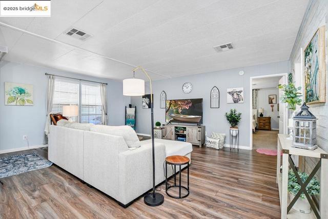237 Aloha Way, Pittsburg CA: https://media.crmls.org/mediaz/65c80562-c88a-491c-a72c-beb702d036dc.jpg