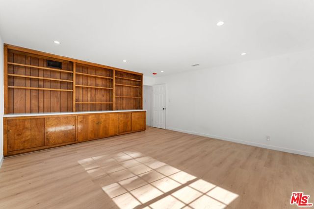 4800 Topeka Drive, Tarzana CA: https://media.crmls.org/mediaz/65c81d29-b61c-4e00-9216-3816d859cf63.jpg