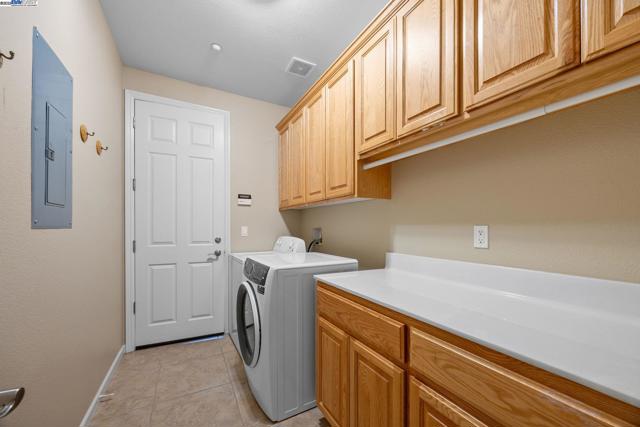 2132 Gold Poppy St, Brentwood CA: https://media.crmls.org/mediaz/65c81e08-023f-4fe2-b57e-470988965831.jpg