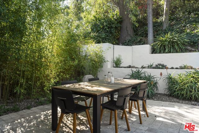 8670 Allenwood Road, Los Angeles CA: https://media.crmls.org/mediaz/65c8e6a9-dcbc-4563-a99f-a481bc4e683b.jpg