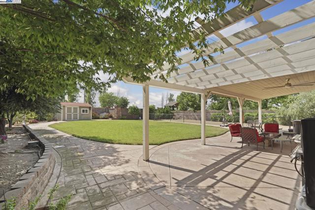 247 N Menlo Park Ct, Mountain House CA: https://media.crmls.org/mediaz/65ca368d-86a0-416a-a470-46ffbb7e3e1e.jpg