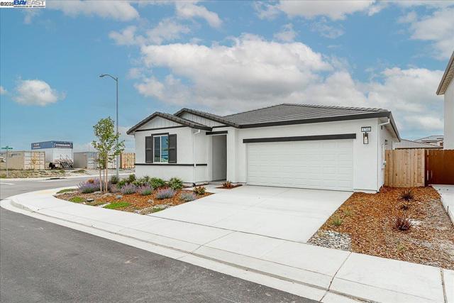 1710 Yukon Territory Ave, Manteca CA: https://media.crmls.org/mediaz/65ca519f-6cb6-49fb-89d9-5913c20c4370.jpg