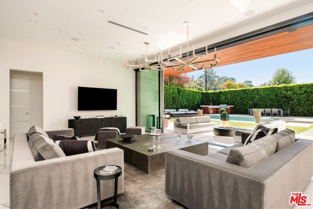 4049 Coldwater Canyon Avenue, Studio City CA: https://media.crmls.org/mediaz/65ca85b4-e720-4138-b5d4-b31c8ef89daa.jpg