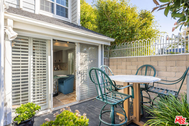 13082 Mindanao Way, Marina del Rey CA: https://media.crmls.org/mediaz/65cbe558-f16b-4585-860f-6f3a76f904ce.jpg