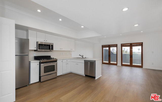 930 S Robertson Boulevard, Los Angeles CA: https://media.crmls.org/mediaz/65cc569a-7ecd-4c61-8a67-c58bfa64df1b.jpg