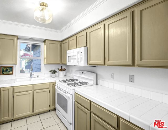 830 E Kensington Road, Los Angeles CA: https://media.crmls.org/mediaz/65cd3e66-16aa-44ac-82dc-7bb8566ef452.jpg