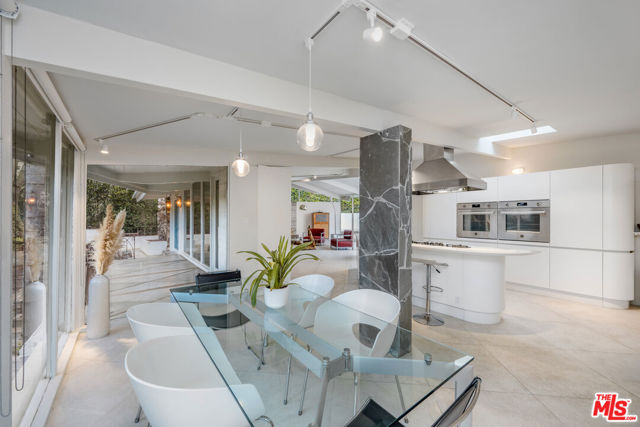 3027 Franklin Canyon Drive, Beverly Hills CA: https://media.crmls.org/mediaz/65cd416c-261c-446f-a2b3-99b173dbeb15.jpg
