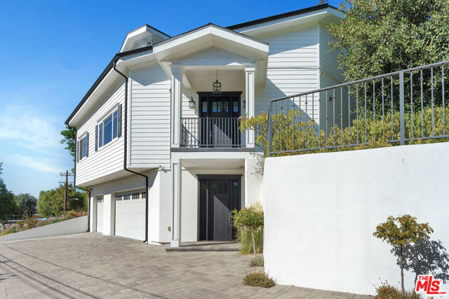 19633 Wells Drive, Tarzana CA: https://media.crmls.org/mediaz/65cd9679-ae89-429a-87d1-8bceca349d1d.jpg