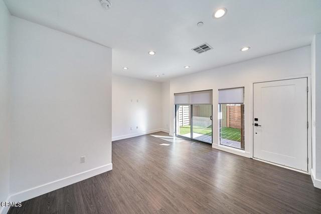 Detail Gallery Image 4 of 41 For 4201 Pennsylvania Ave #C2,  Glendale,  CA 91214 - 4 Beds | 2 Baths